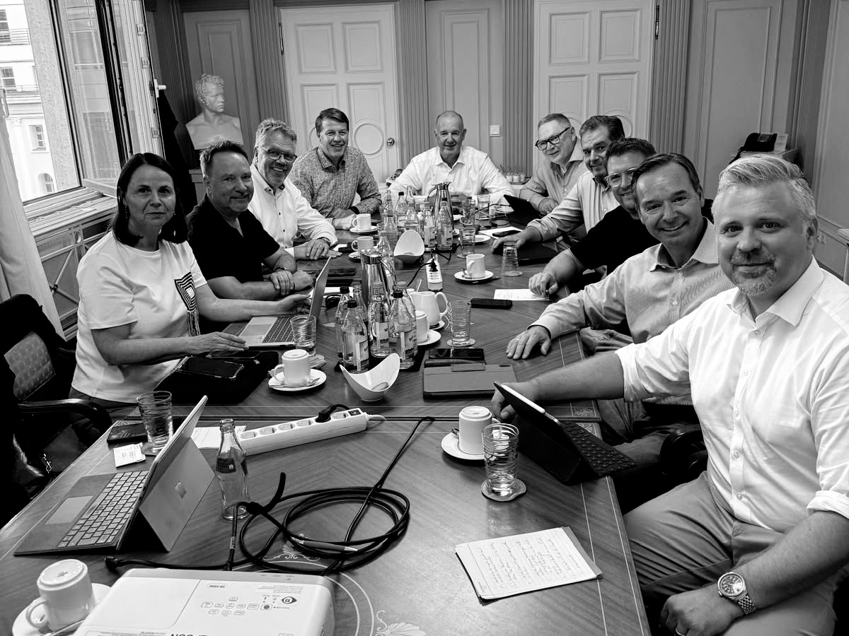 Vorstand at work: Ulrike Pesta, Michael Mehnert, Volker Klodwig, Michael Lehmkuhl, Christian Gerwens, Bernd Weisser, André Dorner, Matthias Berens, Ralph Leimbach, Volker Irle