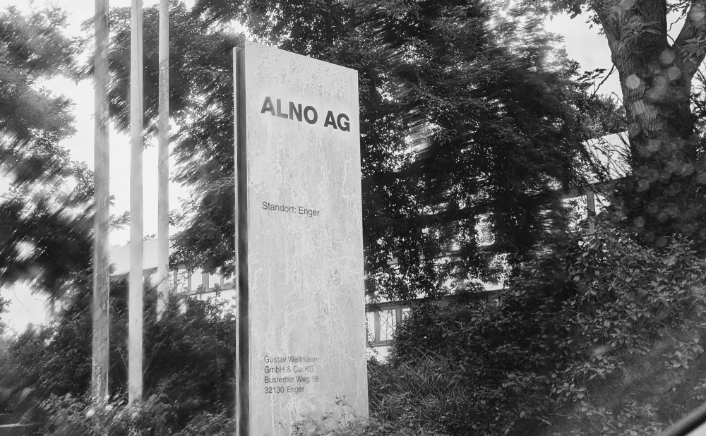 Nur noch Patina: Am Ex-Alno-Standort in Enger verwittert heute das Firmenschild