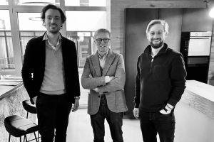 Christoph Ritschel und Dennis Franken mit Möbelhändler Wilhelm Gilbert in der Mitte