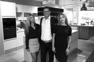 Nachfolge geregelt: Matthias Gilb mit Töchtern Isabell und Katrin