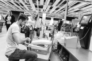 Kunden an einer Self-Checkout-Kasse bei Ikea