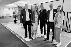 Der Schauspieler und Markenbotschafter in der Mitte: Hendrik, Bettina, Alexander und Julia Höner mit Kai Wiesinger