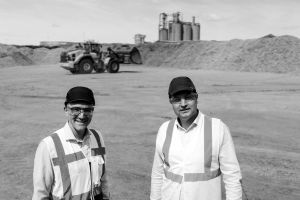 In Oostrozebeke:  Bert Vandenkendelaere, President Unilin Panels, und Ben Vandenbroucke, General Manager Chipboards