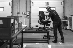 Refurbished ist das neue „Neu“: Einer der inzwischen 25 Mitarbeiter bei der Arbeit