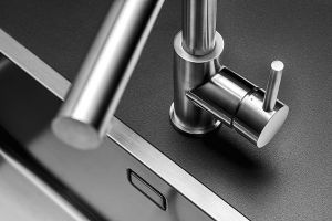 Falmec setzt nun auch auf Armaturen und Spülen