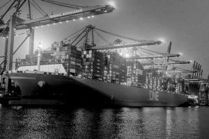 Containerschiff im Hamburger Hafen