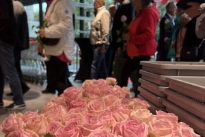 Rosa Rosen für die ersten Kunden: Schaffrath in Neuss