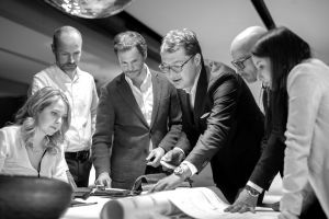 Hersteller und Händler in der Mitte: Alessandro Minotti und Martin Wetscher