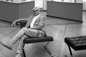 Design-Ikone verstorben: Rudolf Horn auf dem von ihm gestalteten Freischwinger-Sessel