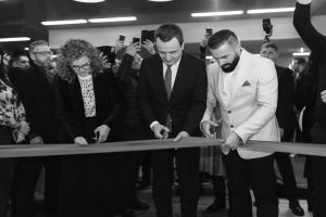 Premier in der Mitte: Albin Kurti bei der Eröffnung des Showrooms