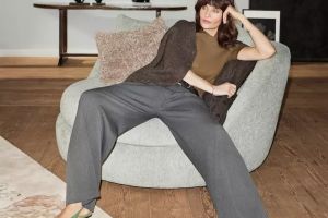 Nicht ohne mein Sonderzeichen: Helena Christensen auf dem von ihr designten Sessel namens Ø