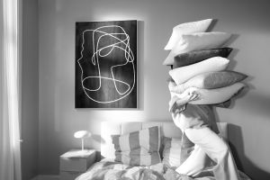 Kissenschlacht mit Otto home: Motiv aus Ottos digitaler Außenwerbekampagne