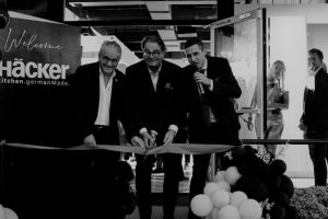 Claudio Riedi (German American Business Chamber), Markus Sander und Andreas Gommeringer zerschneiden das Band