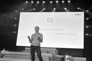 On Stage: Willi Bruckbauer beim INSIDE Branchen-Gipfel