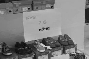 Neulich im Schaufenster: Hinweis eines Schuhhändlers