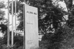 Relikt aus vergangenen Zeiten: Am Ex-Alno-Standort in Enger verwittert heute das Firmenschild