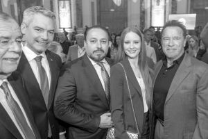 Bei einer Benefizveranstaltung Ende 2023: Österreichs Bundespräsident Alexander Van der Bellen, Bundeskanzler Karl Nehammer, Klemens Hallmann, Barbara Meier, Arnold Schwarzenegger
