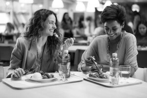 Köttbullar-Superbonus: Kundinnen im Ikea-Restaurant