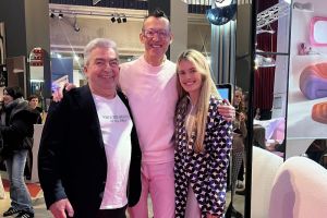 Gastgeber und Stardesigner: Joy und Peter Schönhofen mit Karim Rashid in der Mitte