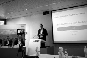 Michael Egger junior bei der Präsentation der Geschäftszahlen