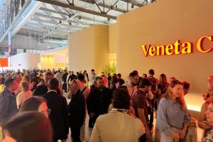 Trotz Besucherrückgangs: Teils lange Schlangen vor den Ständen