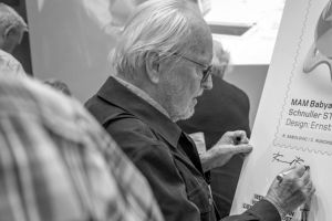 Signierstunde: Ernst W. Beranek bei der Vorstellung einer Design-Briefmarke mit dem MAM-Schnuller im Jahr 2019