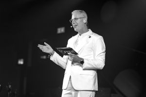 Ganz in Weiß: Jysk-Deutschlandchef Christian Schirmer bei der Jahresfeier 2026
