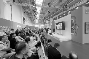 Volle Messehallen: Katrin de Louw auf der Trendstage der Interzum