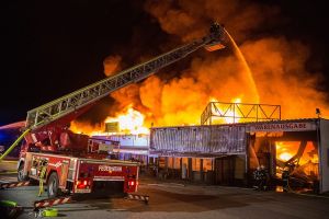 Großbrand in einem Industriebetrieb (Symbolbild)
