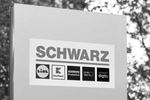 In Neckarsulm: Firmenschild der Schwarz-Gruppe